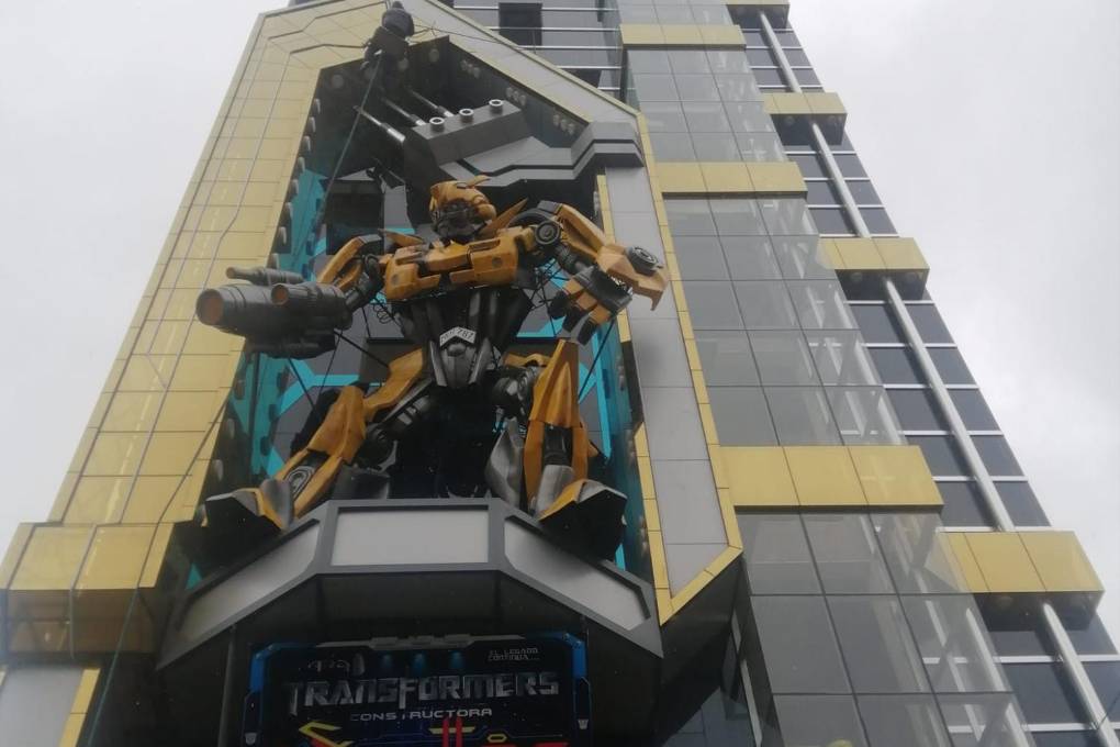 El Bumblebee de los Transformers instalado en el frontis del cholet El Bumblebee de los Transformers instalado en el frontis del cholet