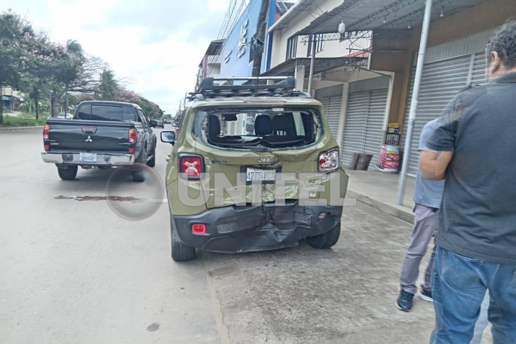 El vehículo estacionado que fue colisionado por la vagoneta de lujo. El vehículo estacionado que fue colisionado por la vagoneta de lujo.