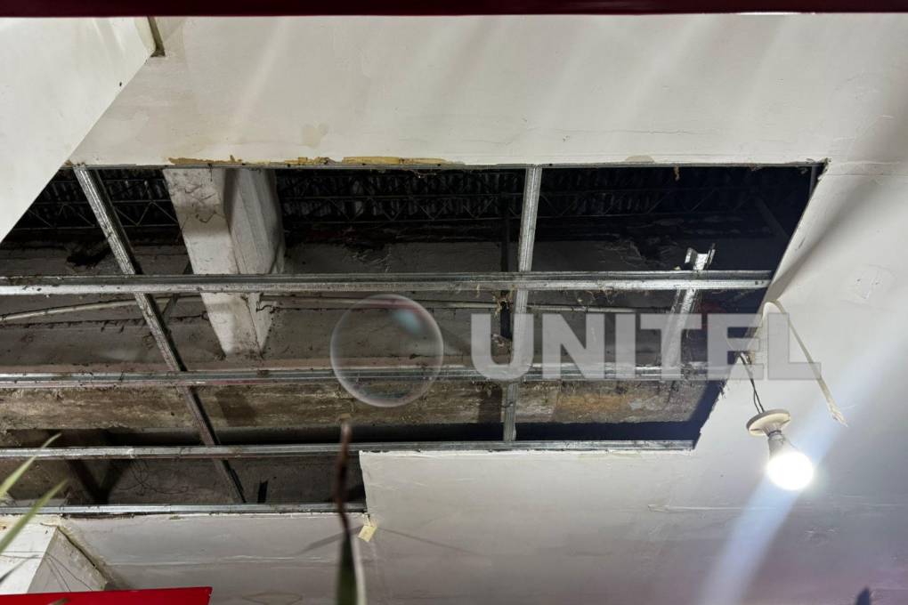 La placa del cielo falso desplomadada dejó expuestas las estructuras metálicas. La placa del cielo falso desplomadada dejó expuestas las estructuras metálicas.