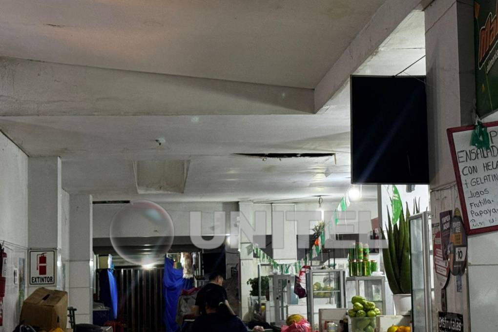 Comerciantes denuncian que todo el cielo falso del mercado, se encuentra en mal estado. Comerciantes denuncian que todo el cielo falso del mercado, se encuentra en mal estado.