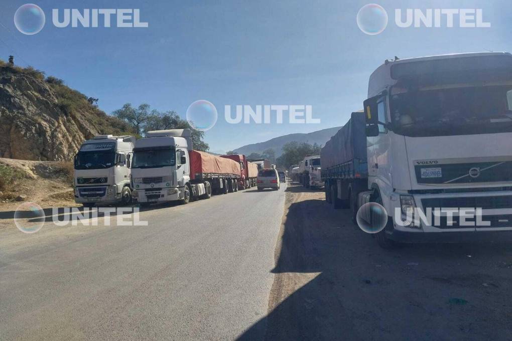 Vehículos parados en Parotani. Vehículos parados en Parotani.