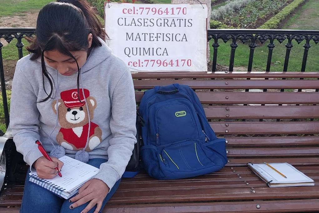 Una estudiante pasa clases gratuitas Una estudiante pasa clases gratuitas