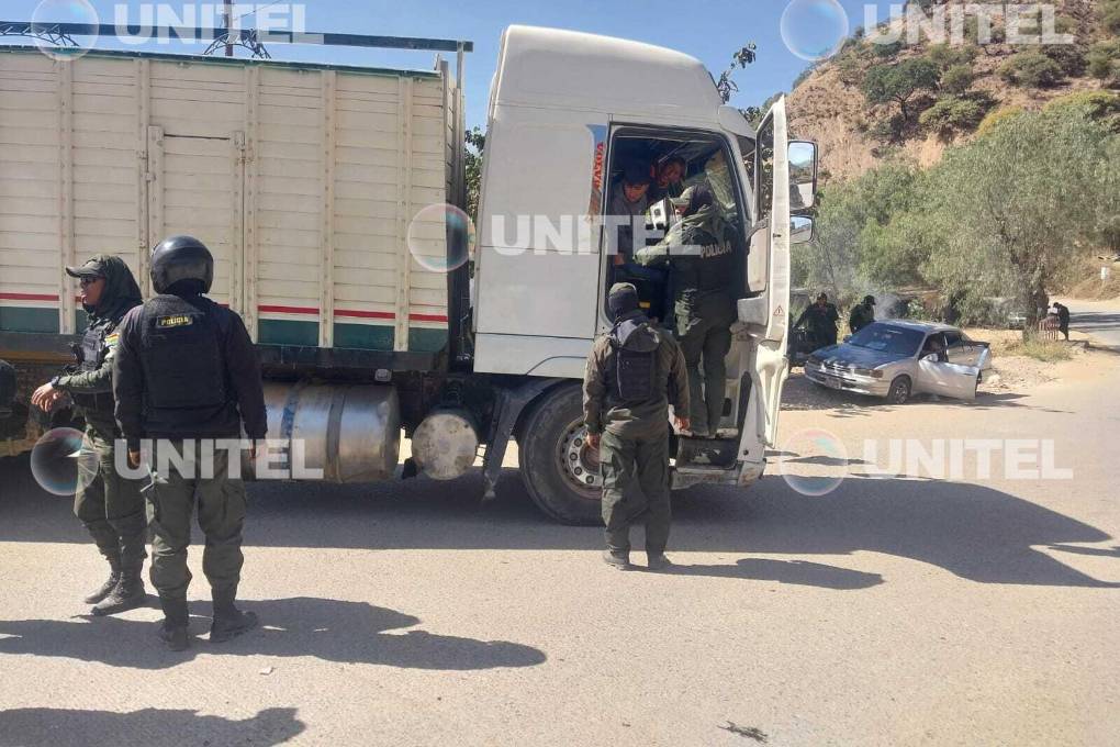 Policías requisan un vehículo en Parotani. Policías requisan un vehículo en Parotani.