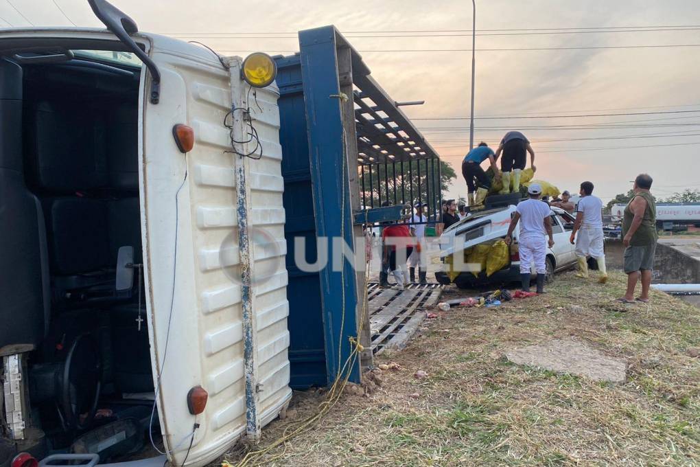 Un camión que transportaba pollos impactó contra un taxi y volcó