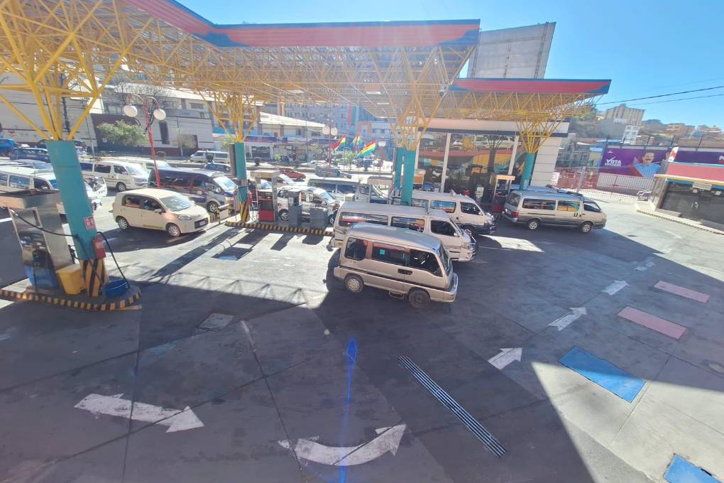 Filas por gasolina en la estación de la avenida Montes Filas por gasolina en la estación de la avenida Montes