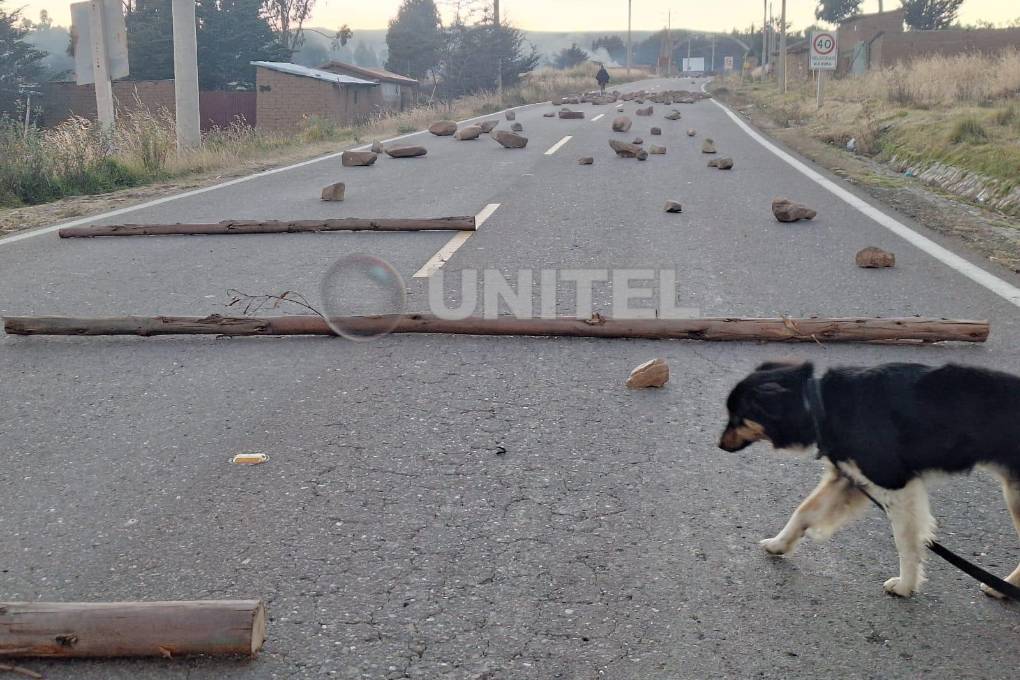 El bloquel en cruce de Vacas, ruta que conecta Cochabamba con el departamento de Chuquisaca El bloquel en cruce de Vacas, ruta que conecta Cochabamba con el departamento de Chuquisaca