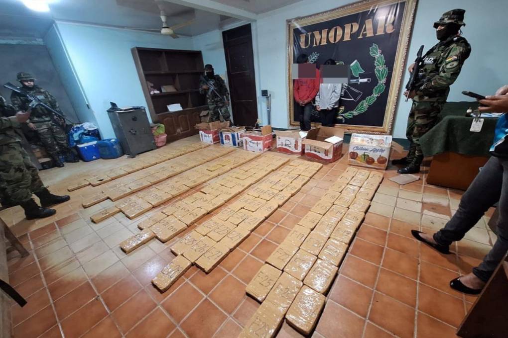 Los paquetes de marihuana decomisados. Los paquetes de marihuana decomisados.