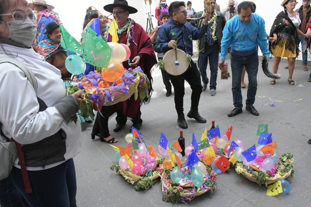 Las canastas que se entregan en la festividad de compadres y comadres. Las canastas que se entregan en la festividad de compadres y comadres.