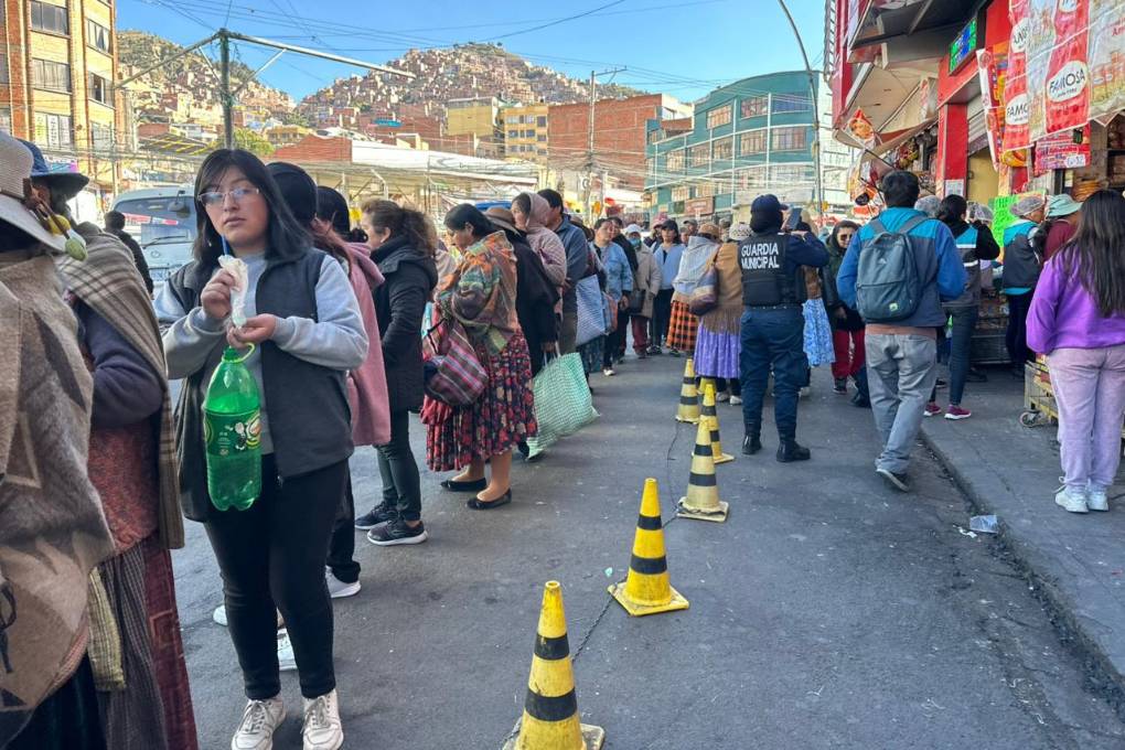 Las filas se extienden por cuadras. Las filas se extienden por cuadras.