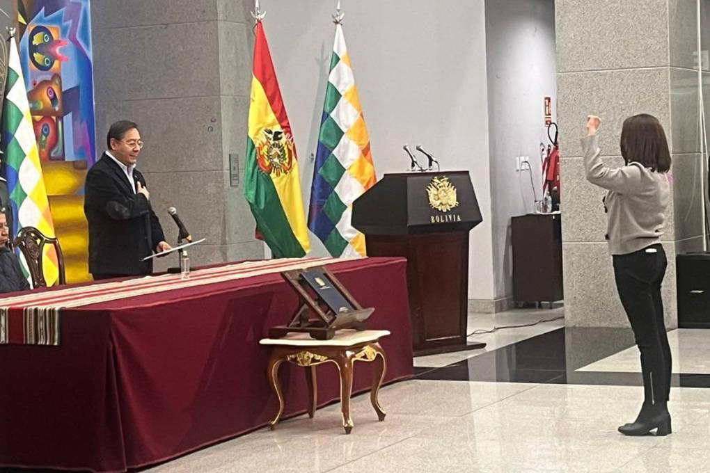 Saravia fue posesionada la tarde de este lunes, en la Casa Grande del Pueblo. Saravia fue posesionada la tarde de este lunes, en la Casa Grande del Pueblo.
