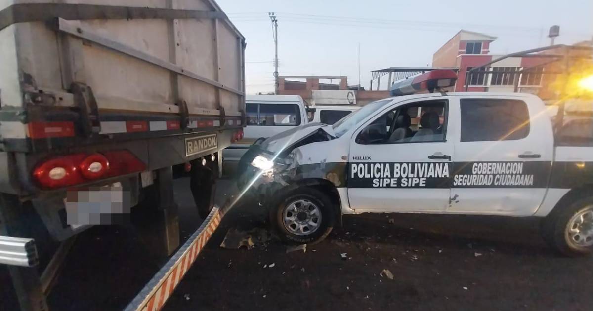 Patrulla policial impacta contra la parte trasera de un tráiler en