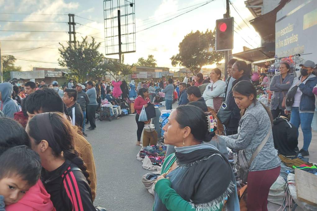 Mañaneros asentados en la avenida Cumavi Mañaneros asentados en la avenida Cumavi