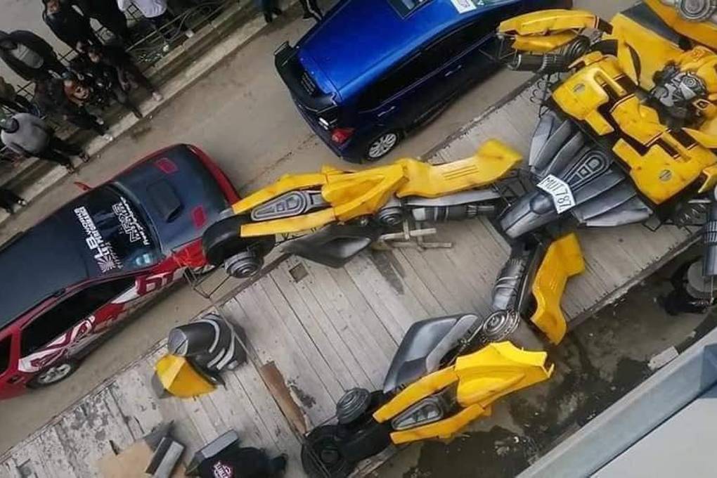 El Bumblebee fue trasladado en un trailer El Bumblebee fue trasladado en un trailer