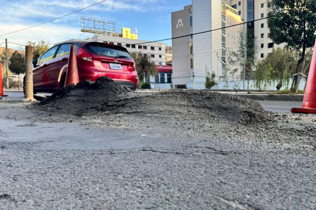 Las fallas en el viaducto de Obrajes que se cierra para su reparación. Las fallas en el viaducto de Obrajes que se cierra para su reparación.
