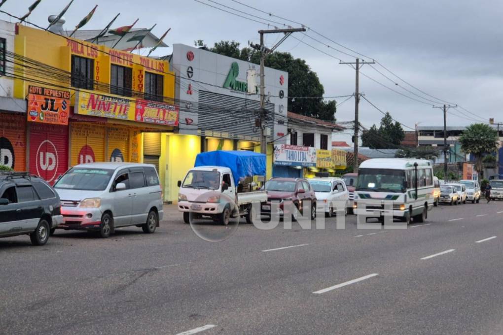 Los conductores esperan por varias horas para cargar combustible. Los conductores esperan por varias horas para cargar combustible.