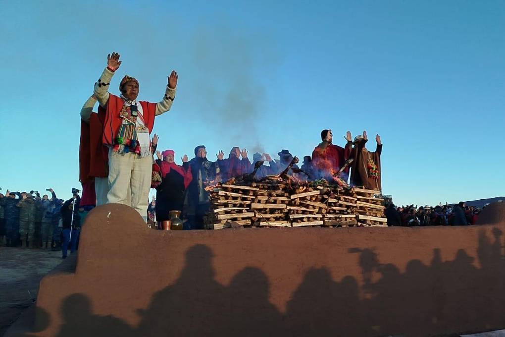 Arce y Choquehuanca reciben los primeros rayos del sol en Tiwanaku Arce y Choquehuanca reciben los primeros rayos del sol en Tiwanaku