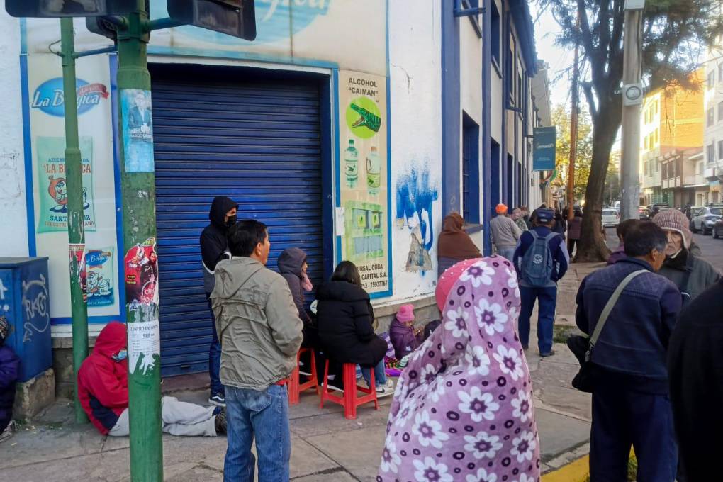 En Cochabamba, la población busca abastecerse de aceite en Emapa. En Cochabamba, la población busca abastecerse de aceite en Emapa.