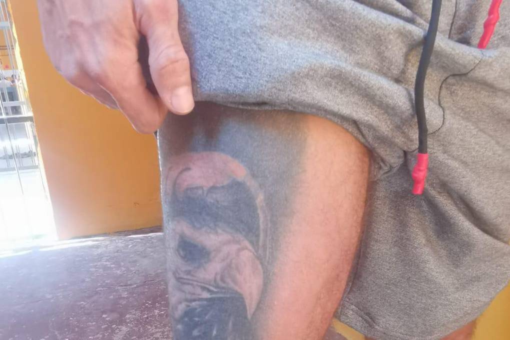 Tatuaje en el muslo derecho del reo 