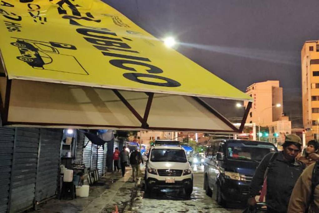 Un letrero cayó por la zona de las avenidas Ayacucho y Aroma.