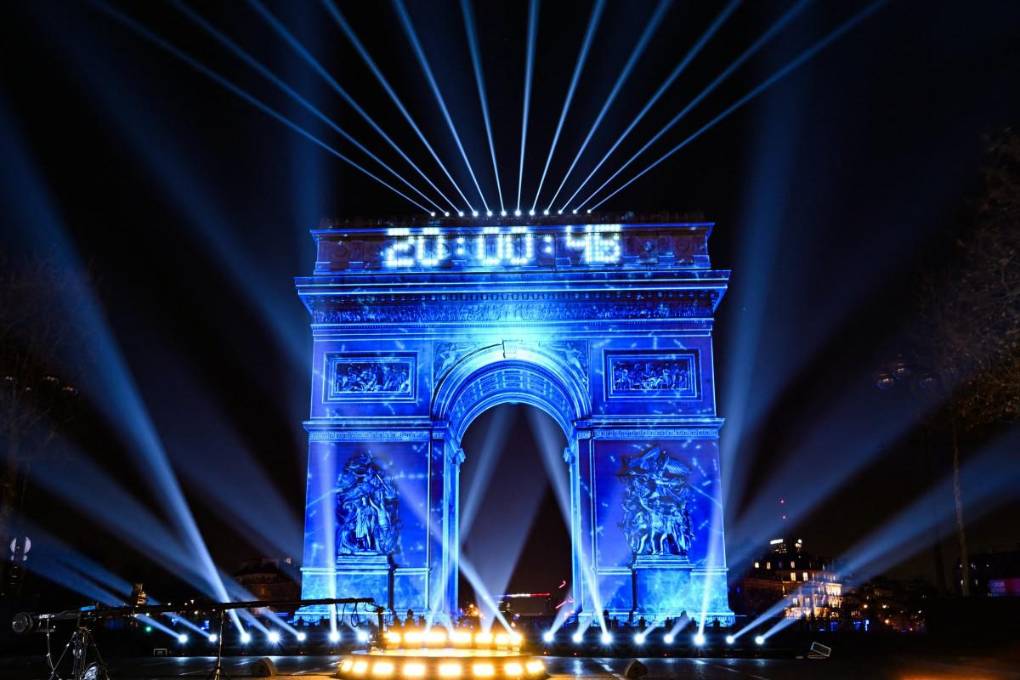 Esta fotografía tomada en París, el 31 de diciembre de 2023, muestra la cuenta atrás para las celebraciones de Año Nuevo en el Arco de Triunfo.