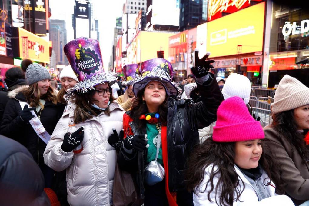 Los juerguistas se preparan para celebrar el baile de Nochevieja en Times Square este 31 de diciembre de 2024, en la ciudad de Nueva York.