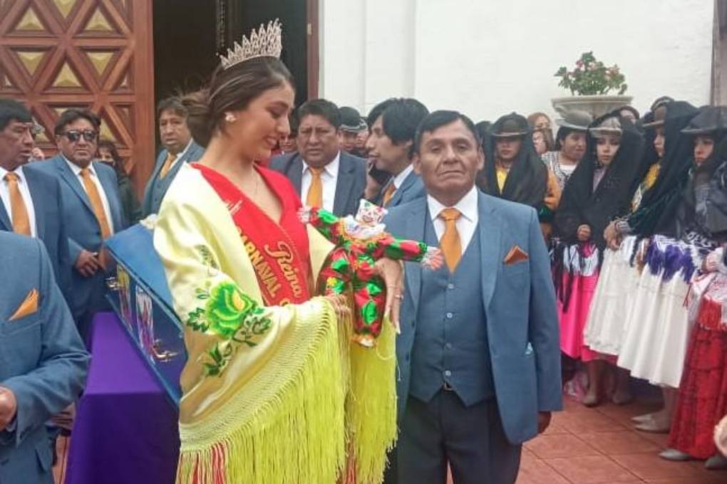 La reina del Carnaval Tarijeño, Elizabeth Flores, participó en el desentierro del pepino.