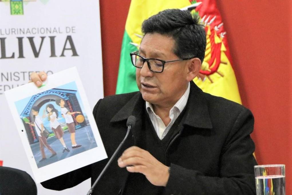 El ministro Pary muestra una de las imágenes que fue usada para diseñar las tapas de los textos educativos.