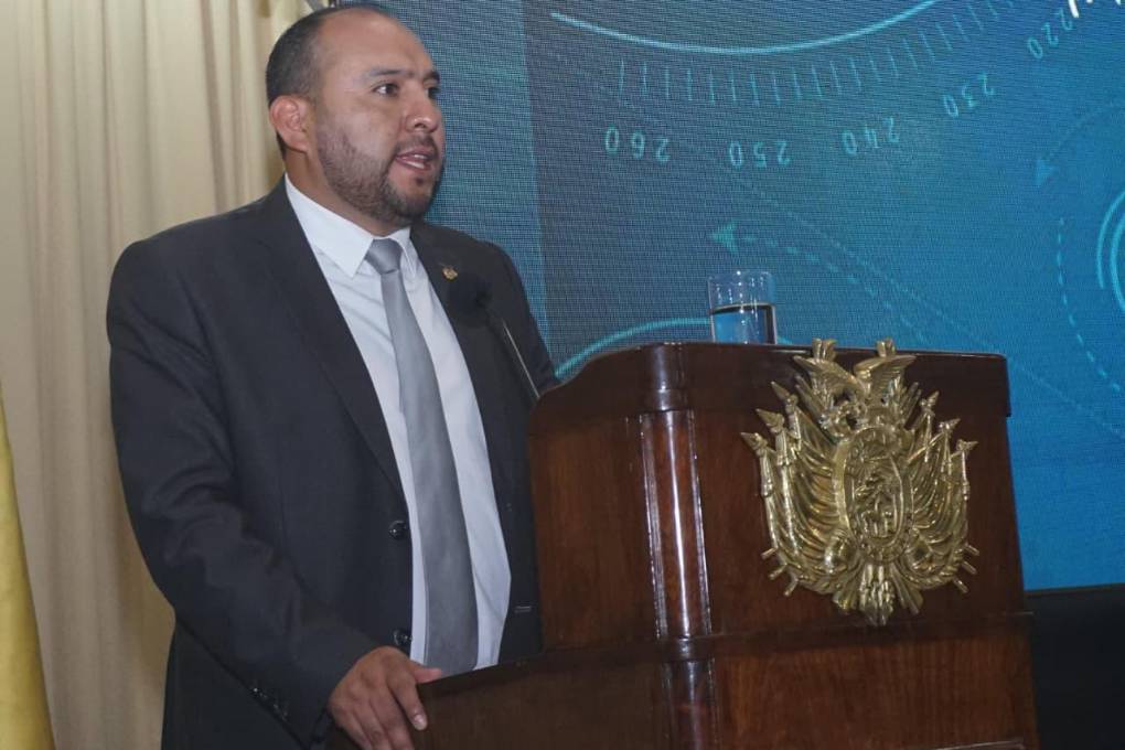 El ministro indicó que se conforman anillos de seguridad alrededor de la plaza Murillo.