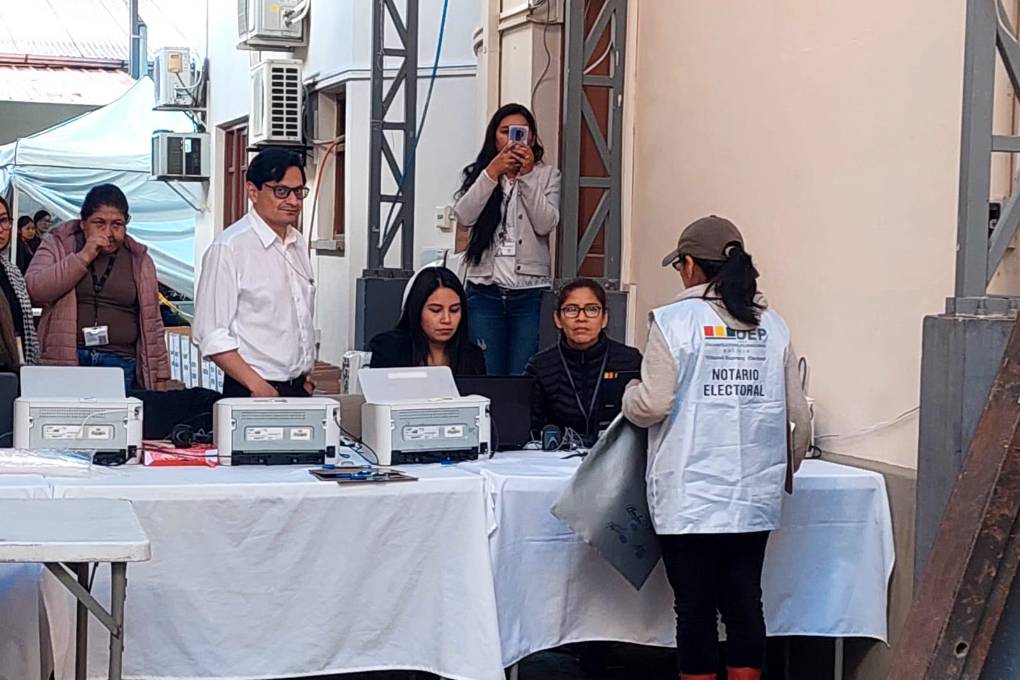 Llegada del material electoral al centro de cómputo de Tarija (Foto: Magelia Peralta)