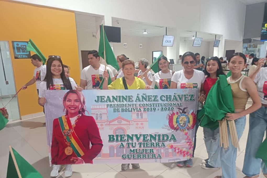 Las personas se dieron cita en el aeropuerto para recibir a Añez.