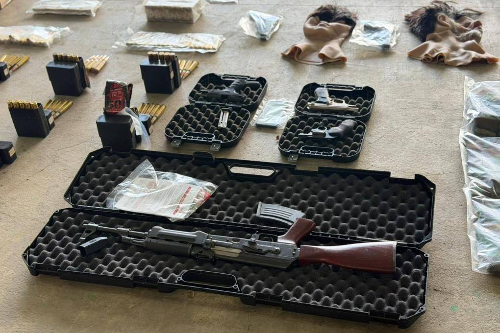 Armas, municiones y las máscaras durante la exposición de la Policía.