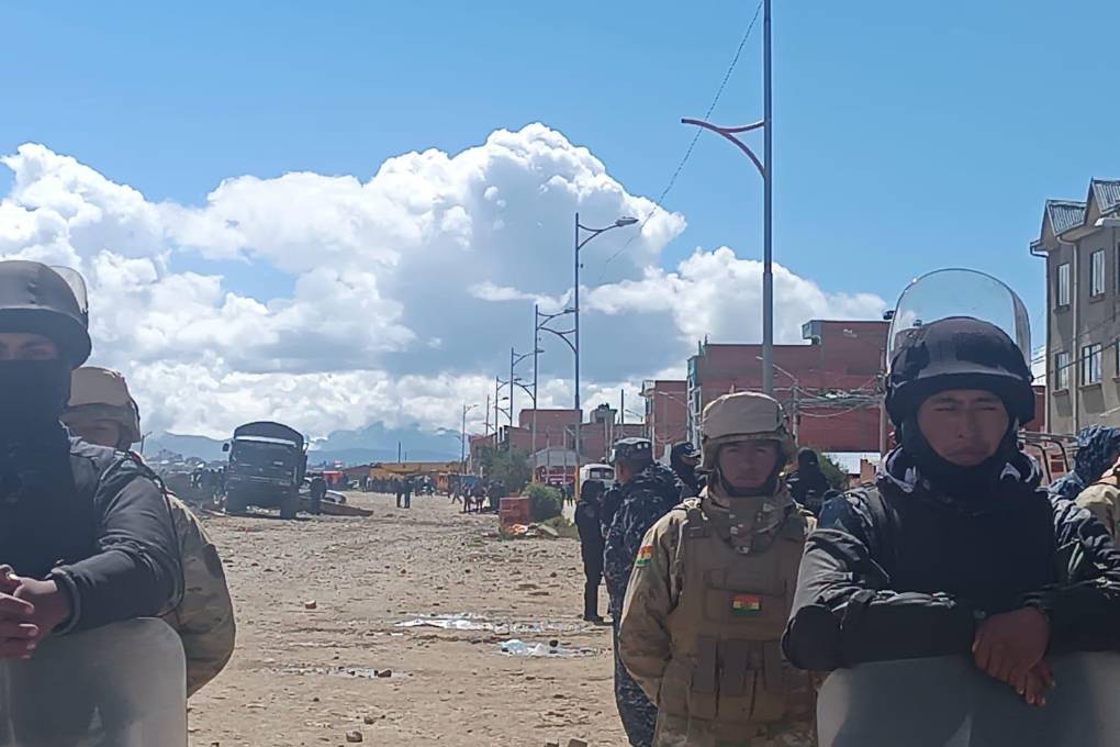 militares retiran las piezas del avión 