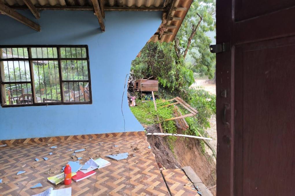 Uno de los muros de una vivienda se derrumbó