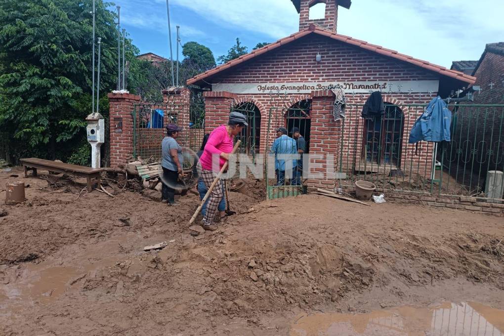 Personas trabajando para que se pueda ingresar al templo