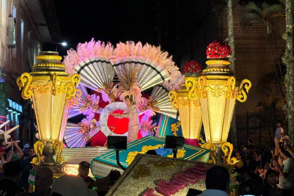 Camila I emociona en la segunda precarnavalera cruceña