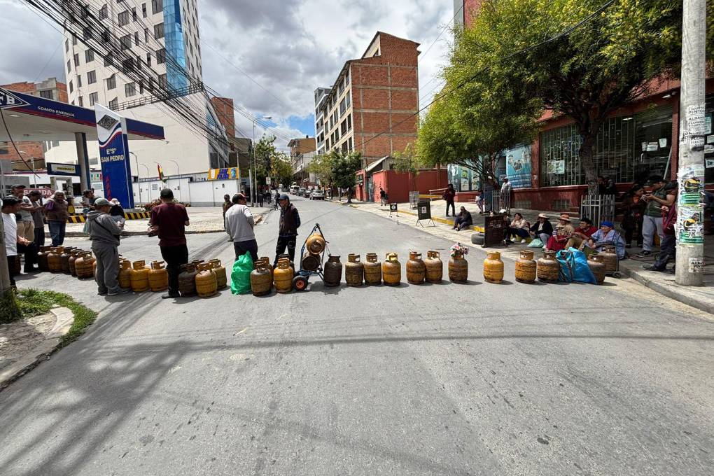 Ciudadanos bloquearon con garrafas en el centro paceño.