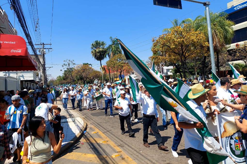 La caravana reocrrió varias calles rumbo a la verbena.