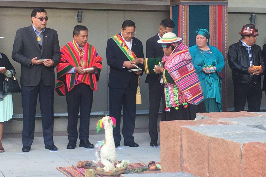 Autoridades de Gobierno en la ceremonia ancestral 