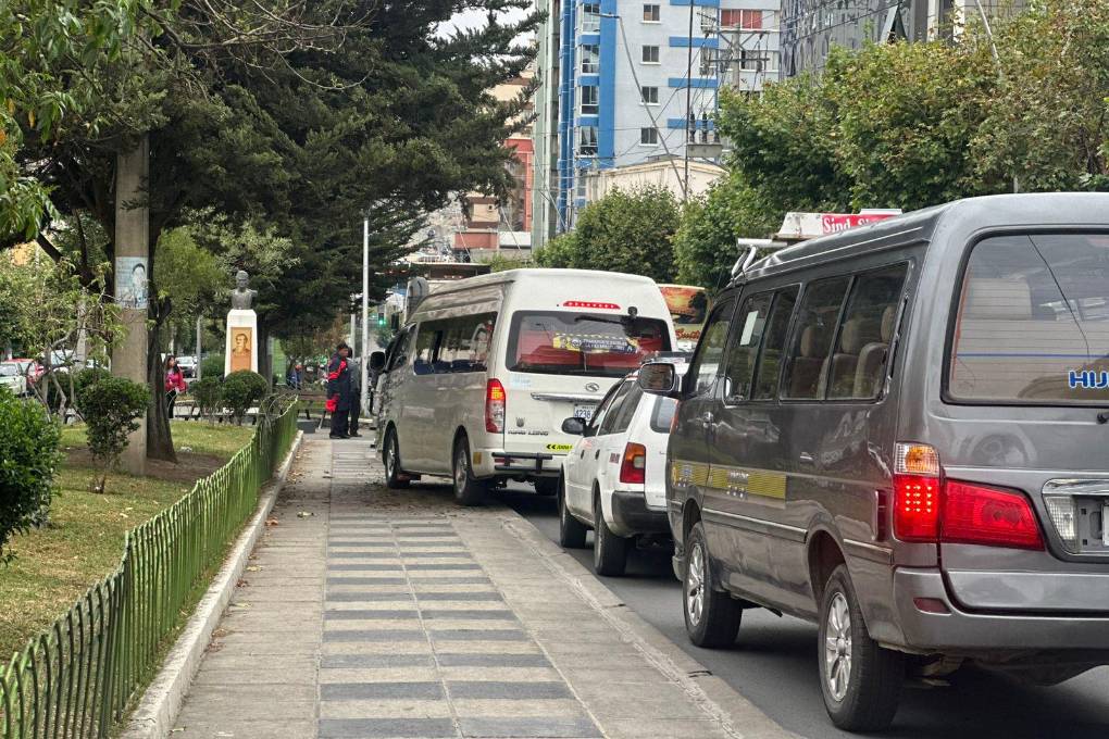 Vehículos suben a la acera ante la congestión por las filas.