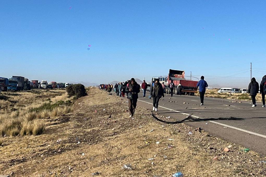 Los viajeros se ven obligados a caminar. 