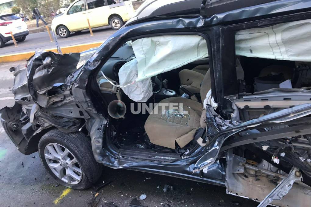 La vagoneta terminó con la parte lateral siniestrada