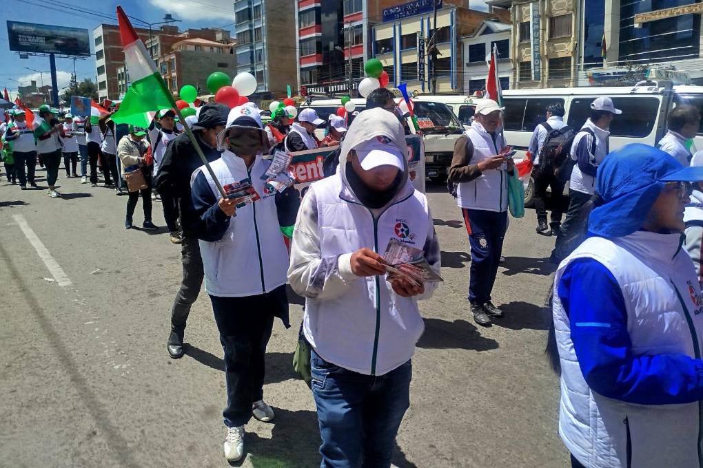 PDC salió en caravana en la ciudad de El Alto.