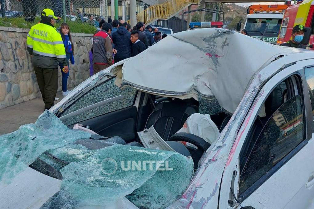 El vehículo particular quedó afectado en el parabrisa, techo y capo