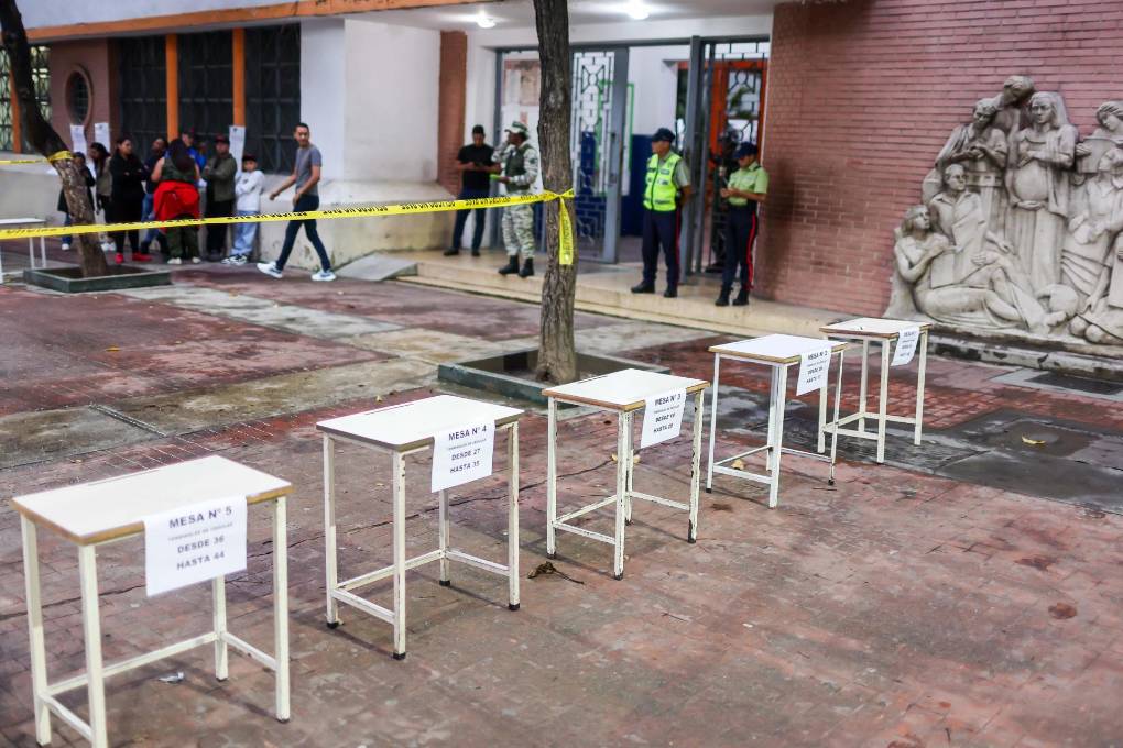 Personas esperan para ejercer su voto en un centro de votación este domingo, en Caracas (Venezuela). 