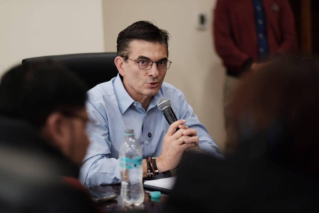 Rodrigo Paz no estarà en el paìs por unos dìas, pero seguirà gobernando a travès de medios tecnològicos