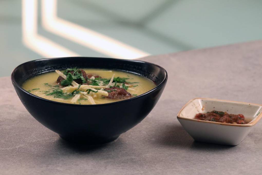 Gaby innovó con una sopa de maní con albondigas 