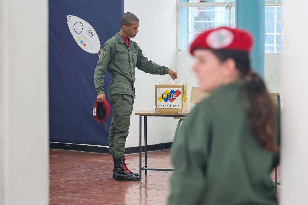  Una persona vota en un centro electoral durante las elecciones regionales este domingo en Caracas (Venezuela). 