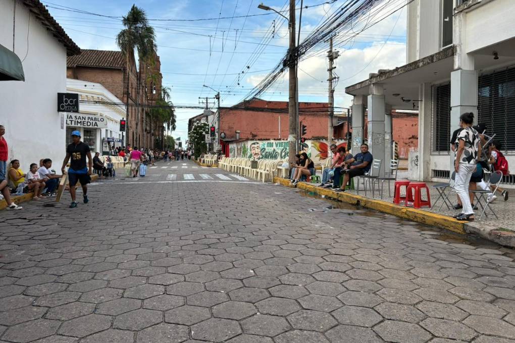 Las personas comienzan a llegar para mirar el recorrido de los bailarines y músicos.