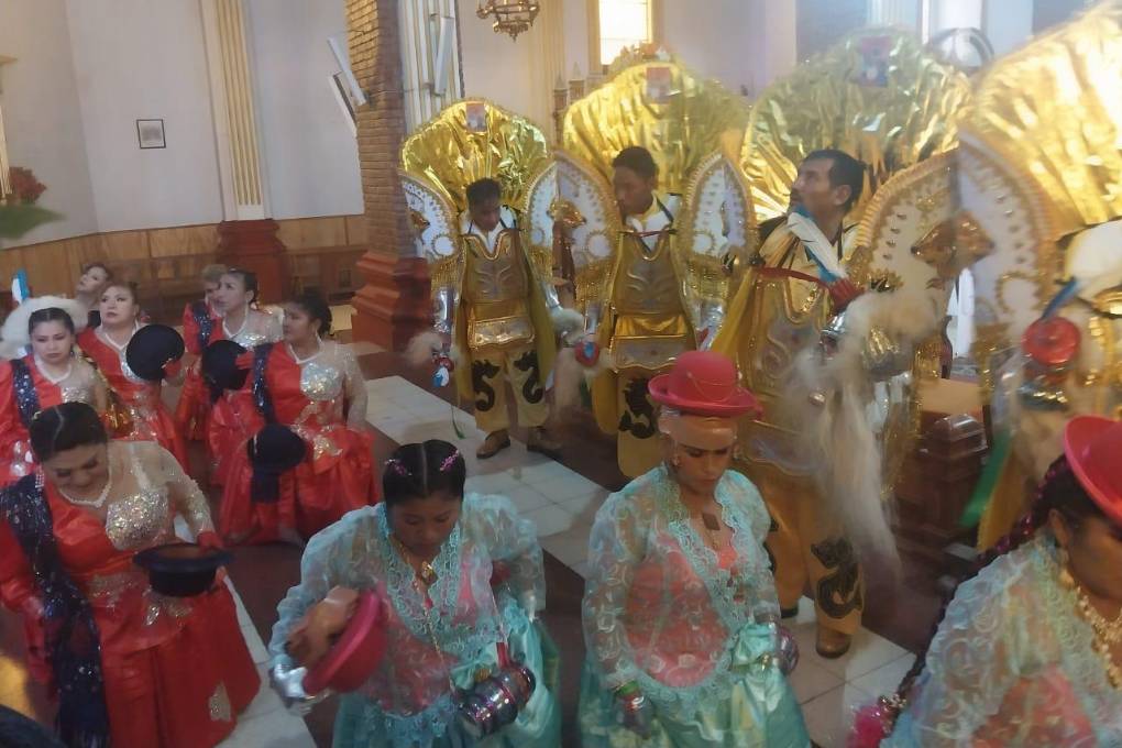 Integrantes de una morenada le rinden tributo a la Virgen del Socavón.