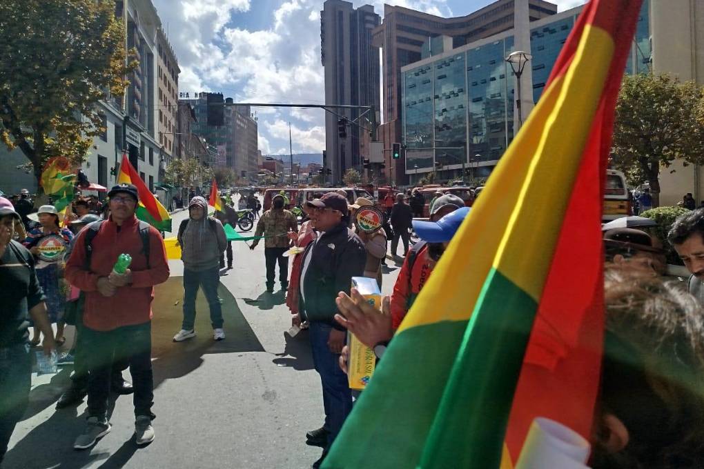 Un grupo de miembros del sector textil protesta en el centro de La Paz. 